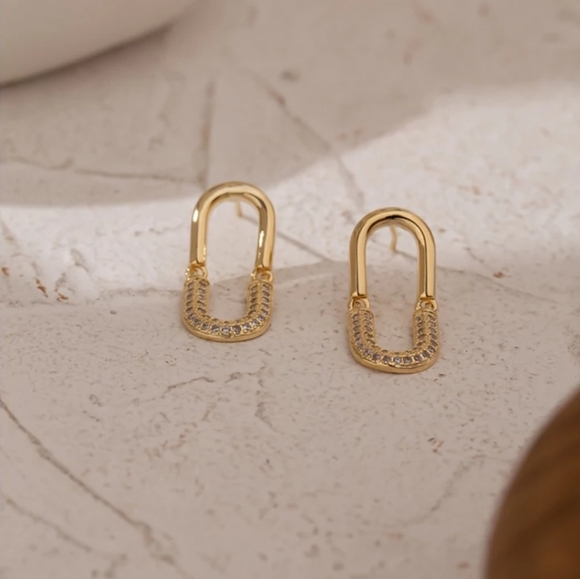 New, Delicate Oval Stud Earrings - Picture 5 of 6